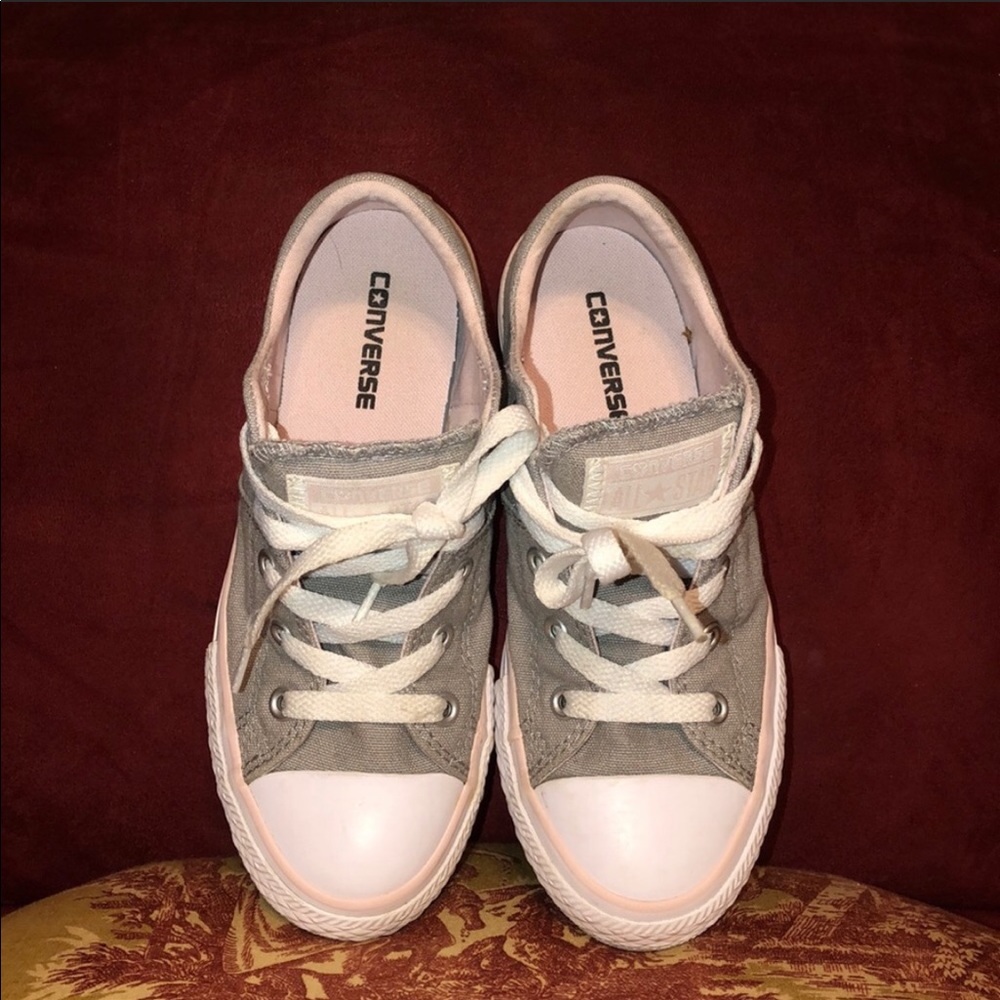 Adorable like new Converse sneakers.